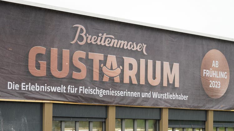 Das Werbebanner hängt jetzt schon an dem neuen Firmengebäude der Breitenmoser Fleischspezialitäten AG. (Bild: Malena Widmer)