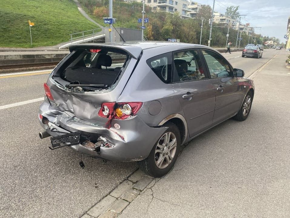 Birrwil, 24. Oktober: Aufgrund mangelnder Aufmerksamkeit einer Automobilistin kam es zu einer Auffahrkollision. 