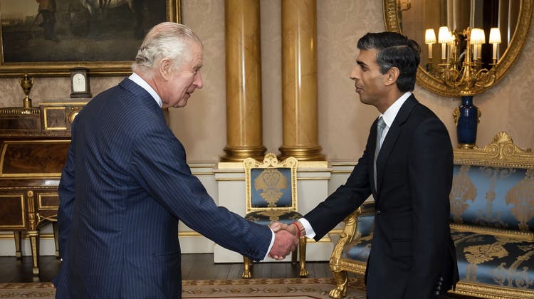 König Charles III. begrüsste am Dienstag Rishi Sunak im Buckingham Palast. (Aaron Chown / AP)