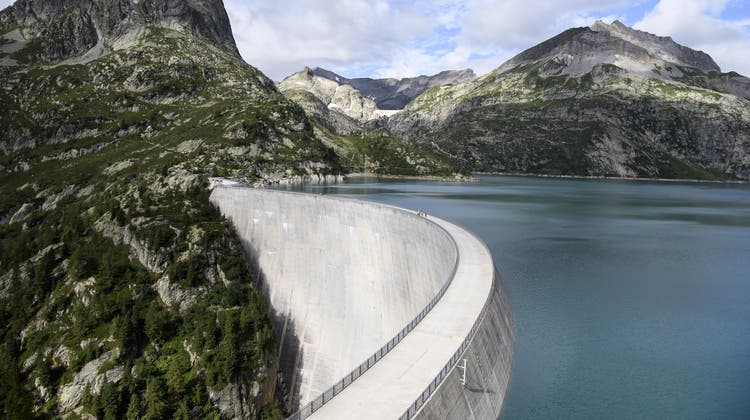 In den Schweizer Stauseen wird in diesem Winter Wasser für insgesamt 400 Gigawattstunden Strom zurückgehalten. (Bild: Keystone)