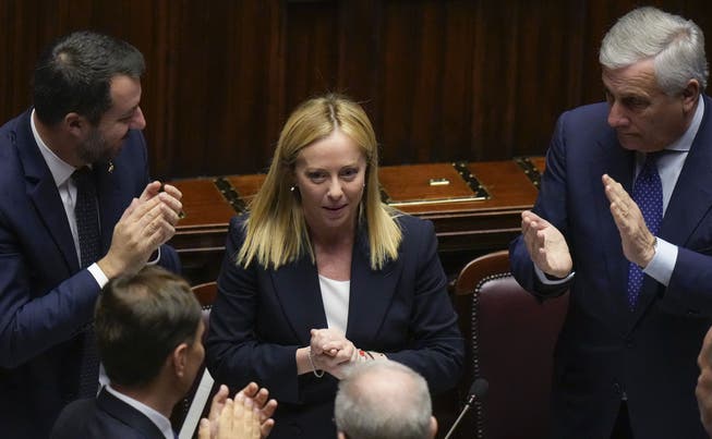 Giorgia Meloni erntet nach ihrer Rede im italienischen Unterhaus Applaus. Auch von ihrem neuen Infrastrukturminister Matteo Salvini (links) und dem neuen Aussenminister Antonio Tajani.