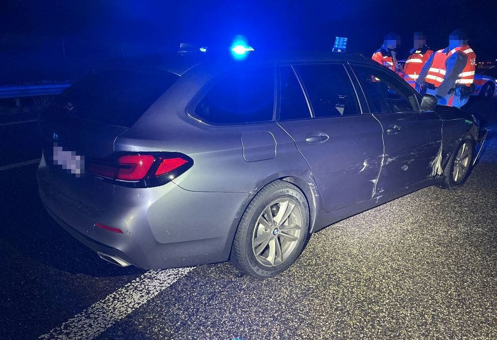Suhr, 25. Oktober: Die Mobile Polizei führte auf der Autobahn A1 eine Grosskontrolle durch. Dabei missachtete ein BMW das Haltezeichen und durchbrach die Kontrollstelle.