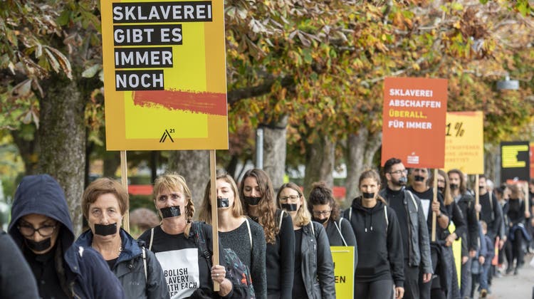 Demonstrierende machten kürzlich in Luzern auf den Menschenhandel aufmerksam. (Bild: Urs Flüeler / Keystone (15. Oktober 2022))
