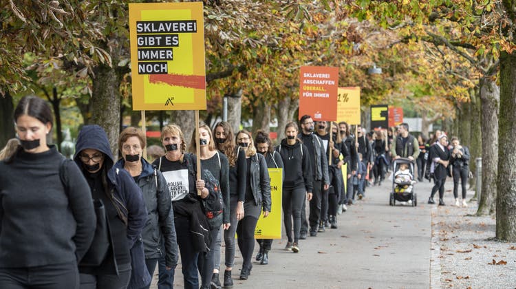 Demonstranten marschieren beim walk for Freedom in einer Einerkolonne gegen Menschenhandel und moderne Sklaverei bei einer Aktion am Samstag, 15. Oktober 2022 in Luzern. (Bild: Urs Flueeler / KEYSTONE)