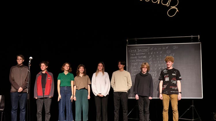 Die Teilnehmerinnen und Teilnehmer des U18-Dichterwettstreits. (Bild: Franca Pedrazzetti (Luzern, 26. Oktober 2022))