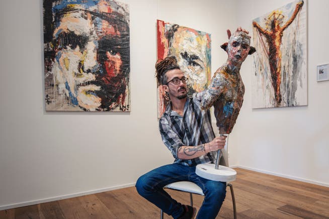 Hoher Besuch direkt aus Kuba: Der Künstler José Luis Diaz Ramirez (41) stellt in der Löwengalerie Luzern Skulpturen und Malereien aus.