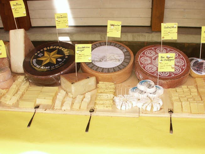 Ähnlich wie auf diesem Bild sehen die mit Käse angerichteten Stände am Cheese-Festival in Appenzell Innerrhoden aus.