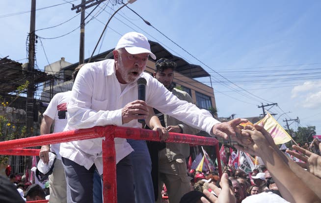 Ex-Präsident Luiz Inacio Lula da Silva versucht in Rio de Janeiro, seine Anhängerschaft zu mobilisieren. Doch sein Vorsprung aus dem ersten Wahlgang schrumpft rapide.