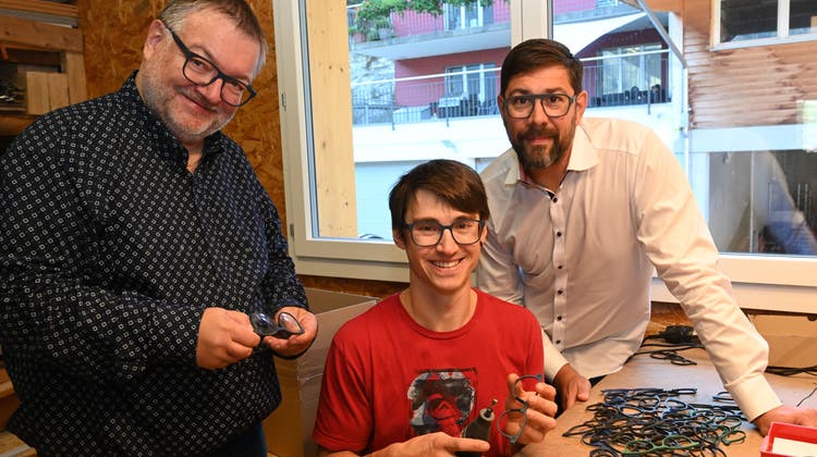 Die  Unternehmer Ralph Etlin, Dominik Gasser und Jens Singer (von links) stellen schweizweit erstmals Brillen aus  Meeres-Plastikmüll her. (Bild: Romano Cuonz (Lungern, 27. Oktober 2022))
