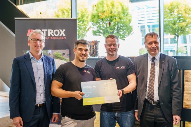 Von links: Christoph Lang (Geschäftsführer ITZ), Samuel Schnyder (CEO Artrox AG), Yves Wyrsch (Verkaufsleiter Artrox AG) und Volkswirtschaftsdirektor Othmar Filliger bei der Preisübergabe.