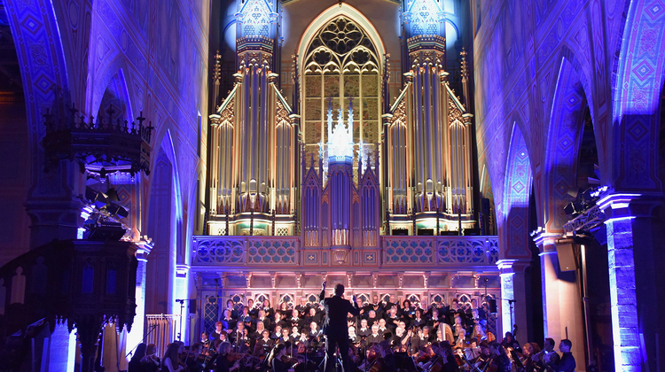POPsanto - Chor, Orchester und Lichtshow in Kirchen