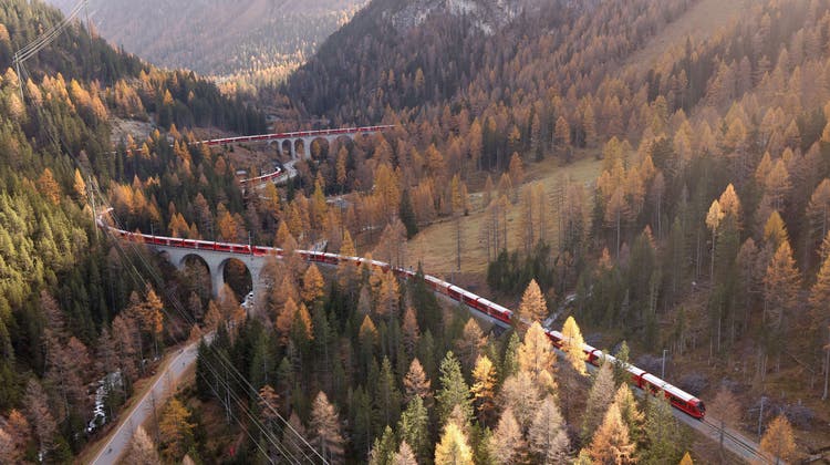 Hier soll am Samstag der Weltrekordversuch mit dem längsten Schmalspurzug durch Graubünden rollen. (Screenshot)