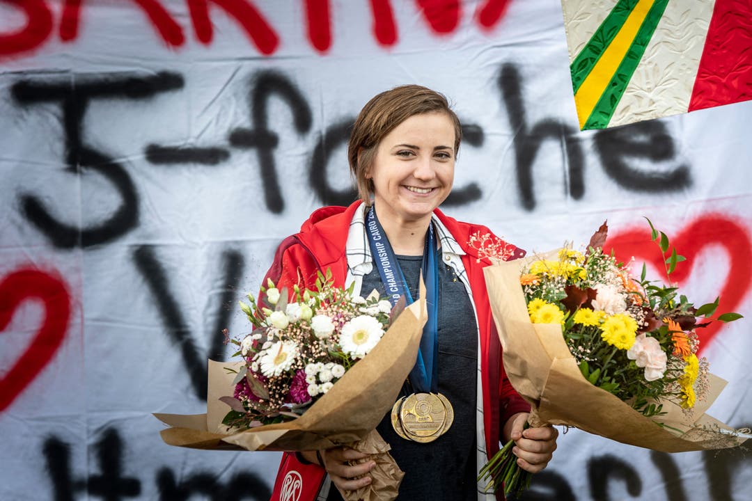 Laudatio, Blumen und viel Freude: Die Superschützin und Silbermedaillen-Trägerin Sarina Hitz wurde feierlich in Mauren empfangen.