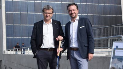 Das Thermalwasser könnte für den Wärmeverbund Rüchi genutzt werden, hier Stadtammann Franco Mazzi (links) und AEW-CEO Marc Ritter. (Horatio Gollin)