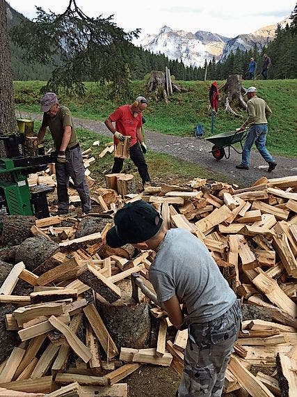Für die Grillstellen auf Arni werden jährlich einige Klafter Holz bereitgestellt.