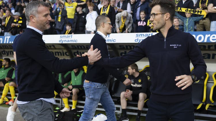 Handshake zwischen dem aktuellen und dem früheren FCB-Trainer. Alex Frei (links) und Raphael Wicky begrüssen sich vor der Partie. (Peter Klaunzer / KEYSTONE)