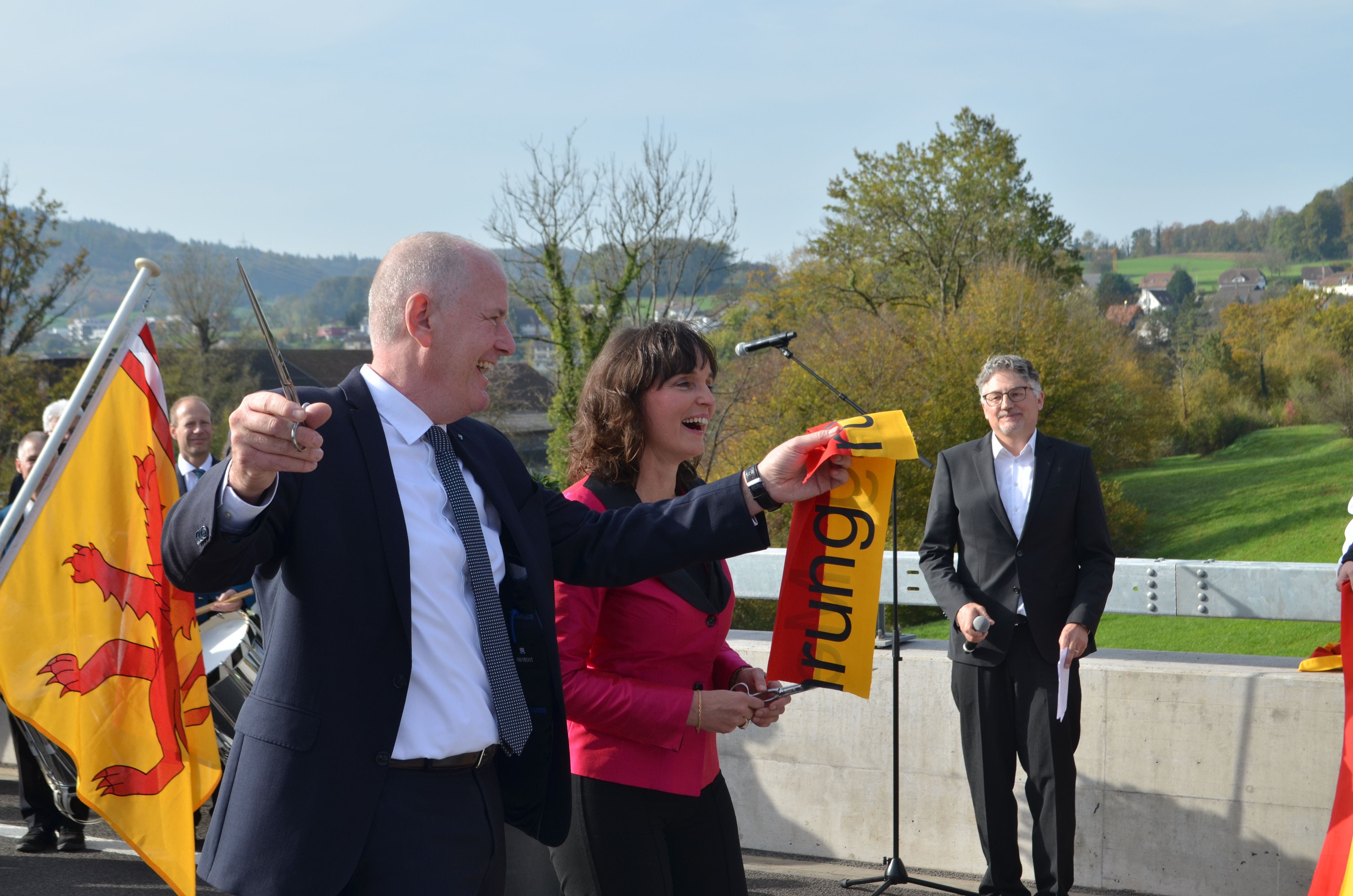 Regierungsrat Stephan Attiger und Frau Ammann Györgyi Schaeffer zeigen sich hocherfreut, nachdem sie das Einweihungsband durchgeschnitten hatten.