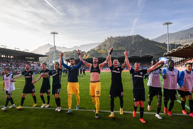Die FCZ-Akteure feiern den ersten Ligasieg mit den mitgereisten Fans.