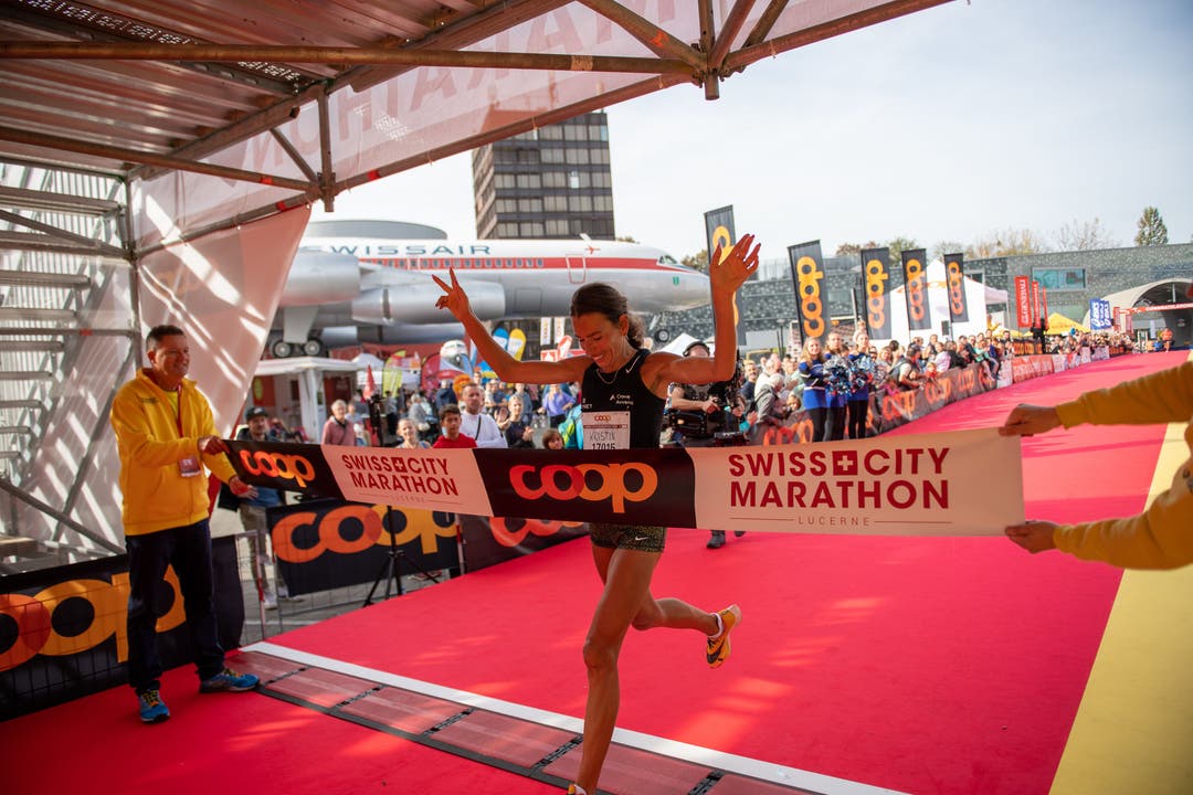 Kristin Colard aus Lyon ist die Overall Marathon Frauen Gewinnerin.