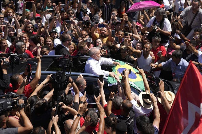 Lula bahnt sich vor seiner Stimmabgabe den Weg durch unzählige Anhänger.