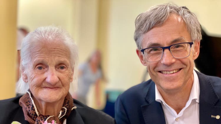 Der Zuger Stadtpräsident Karl Kobelt und die 100-jährige Severina Renggli. (Bild: PD)