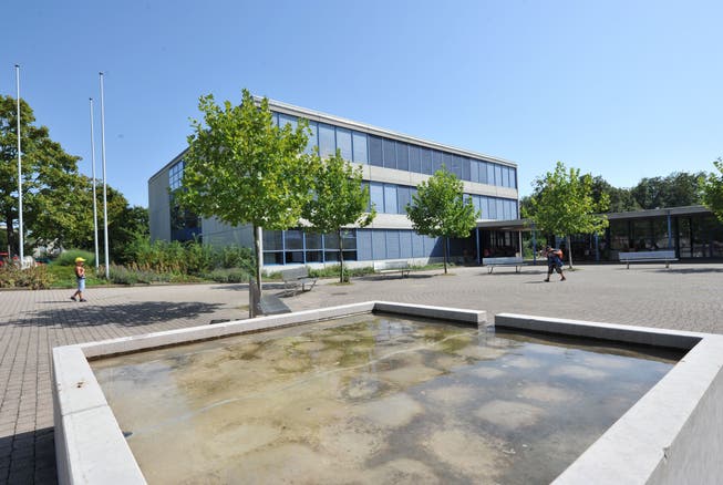 Die Schulanlage Bläuen in Erlinsbach AG: Das Oberstufenschulhaus (im Bild) soll grundlegend saniert, das Primarschulhaus nebenan gar neu gebaut werden.