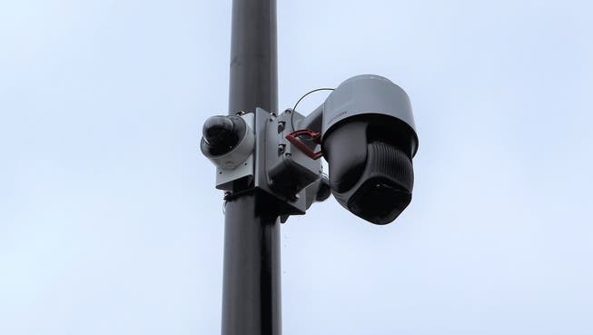 Eine Überwachungskamera vor der Swiss Life Arena in Zürich Altstetten.