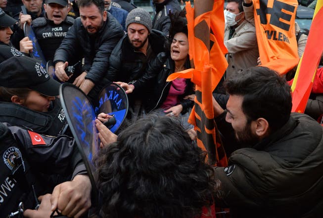 Türkische Bereitschaftspolizei hält die Protestierenden während einer Demonstration nach der Explosion in der Bartin-Kohlemine in Ankara, Türkei. 