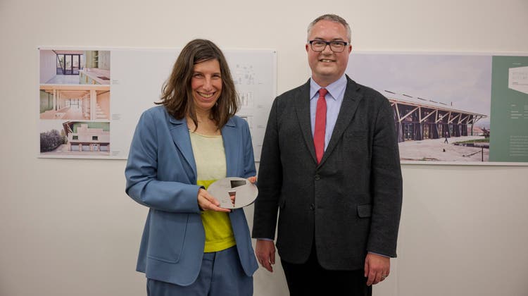 Landammann Remo Ankli beglückwünscht die Preisträgerin, Architektin Lilitt Bollinger. (José R. Martinez)