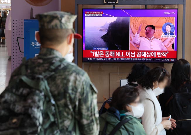 Ein Soldat verfolgt einen Fernsehbericht über den Abschuss von mindestens drei ballistischen Kurzstreckenraketen durch Nordkorea in der Ostsee. Eine der Raketen flog über die De-facto-Seegrenze zu Südkorea.