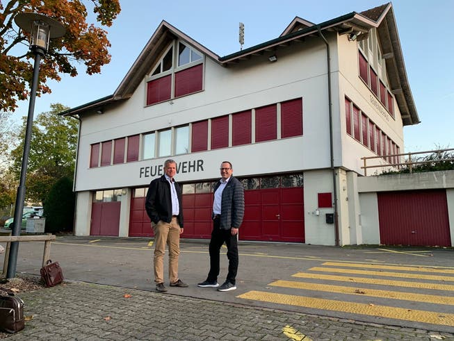 Gemeindeammann Simon Zubler (links) und Gemeindeschreiber Frank Koch freuen sich darüber, dass das leerstehende Feuerwehrlokal unter dem Gemeindehaus nun zu Büroräumen umfunktioniert werden kann. 