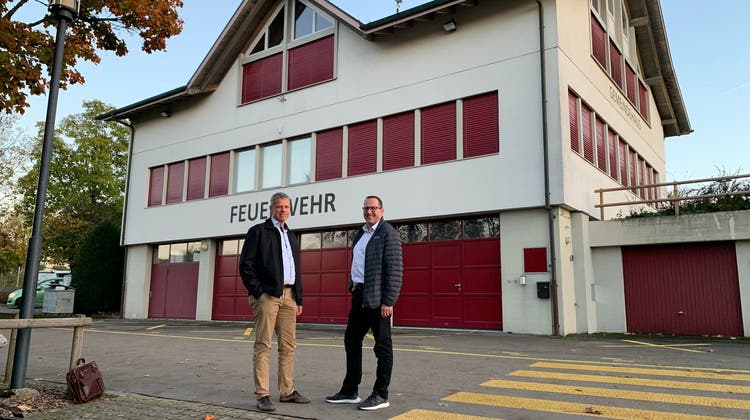 Gemeindeammann Simon Zubler (links) und Gemeindeschreiber Frank Koch freuen sich darüber, dass das leerstehende Feuerwehrlokal unter dem Gemeindehaus nun zu Büroräumen umfunktioniert werden kann. (Pascal Bruhin (2. November 2022))