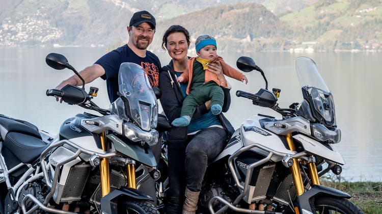 Lennart und Maike van Dijk mit ihrem Sohn und ihren Motorrädern vor ihrer Wohnung in Beckenried. (Bild: Nadia Schärli (31. Oktober 2022))