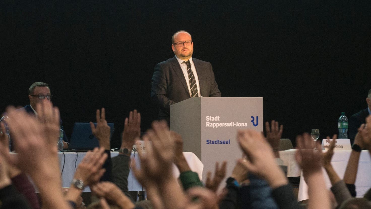 Stadtpräsident Martin Stöckling an einer Bürgerversammlung im vergangenen November. (Bild: Arthur Gamsa)