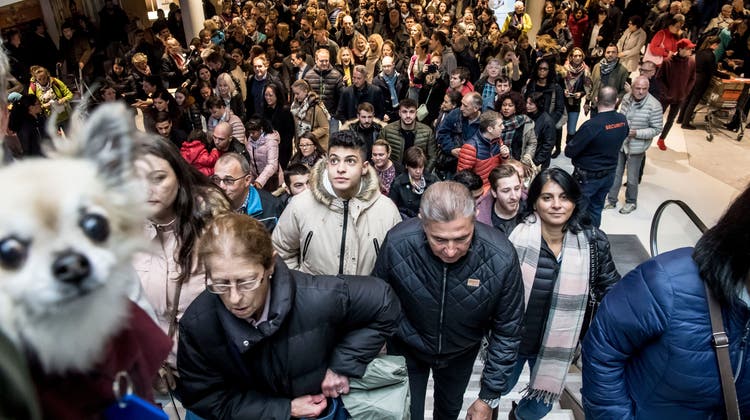 Lasst mich bitte durch! Sekunden nach der offiziellen Eröffnung strömen die Massen in das neue Einkaufszentrum. (Bild: Nadia Schärli (Ebikon, 8. November 2017))