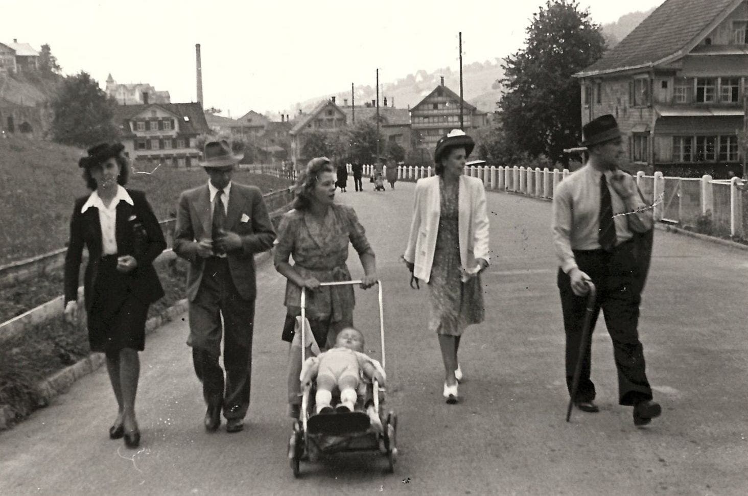 1944: Hans-Rudolf Merz im Kinderwagen auf der Alpsteinstrasse in Herisau.
