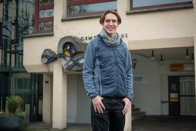 Diego Müggler vor dem Gemeindehaus in Steinach. Seit acht Monaten ist der 19-Jährige Gemeinderat.