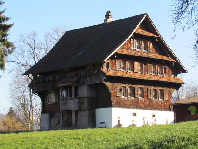 Der Hof Hübeli befindet sich zwischen dem Krauer-Schulhaus und der Pilatusbahn-Talstation.