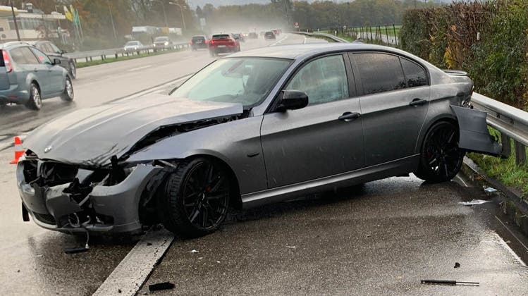 Das Auto schlitterte auf der Autobahn A1 bei Deitingen in die Abschrankung. (zvg)