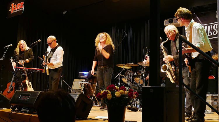 Die Blues- und Rockband Bluesaholics aus Zofingen auf der Konzertbühne in Ennetbürgen. In der Mitte Sängerin Sandra Rippstein. (Bild: Primus Camenzind (Ennetbürgen, 5. November 2022))