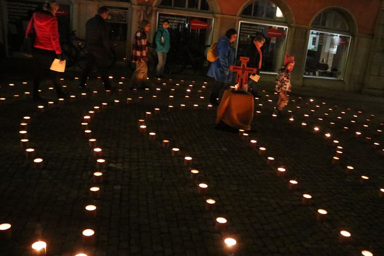 Vor der evangelischen Stadtkirche gab es ein Labyrinth aus Teelichtern.