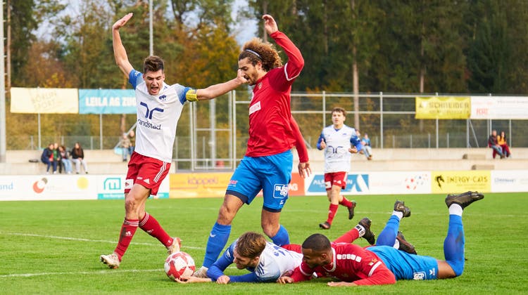 Marin Wiskemann (in Rot, stehend) hat bei beiden Chamer Toren die Füsse im Spiel. (Bild: Mathias Blattmann (Cham, 5. November 2022))