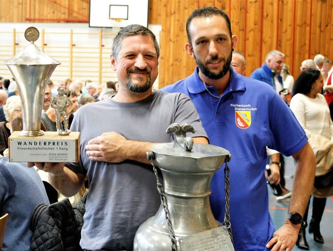 Freundschaftsfischen-Gewinner Michael Sieber mit OK-Mitglied Thomas Scherrer.