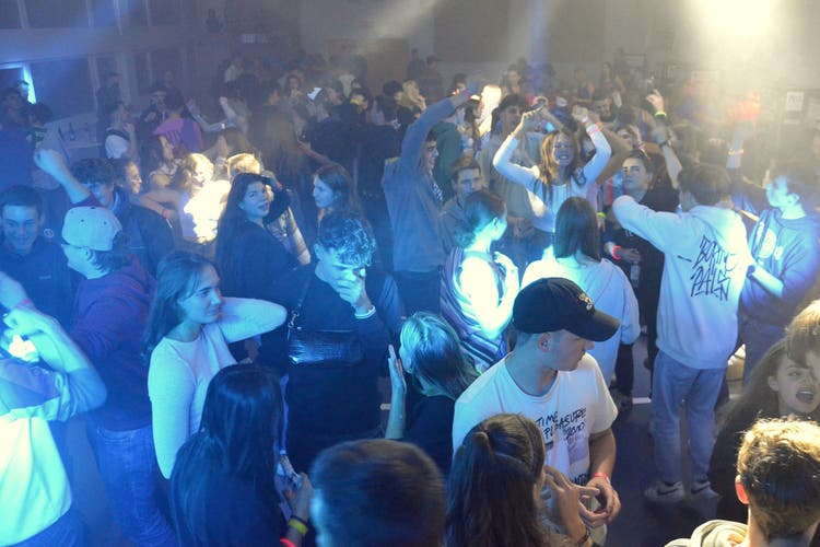 DJ Mario lässt das Lommiser Partyvolk tanzen.