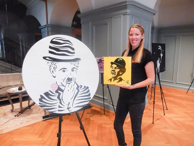 Laura Chaplin präsentiert ihre Bilder schweizweit in zahlreichen Ausstellungen. Hier ist sie bei einer Ausstellung im Oktober 2018 im Hotel La Couronne in Solothurn zu sehen.