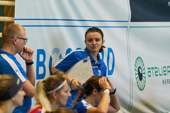 Natálie Martináková (Mitte) noch als Assistenztrainerin in der Turnhalle der Kantonsschule Zug beim Spiel der Frauen von Zug United gegen die Skorpions Zollbrück Emmental.