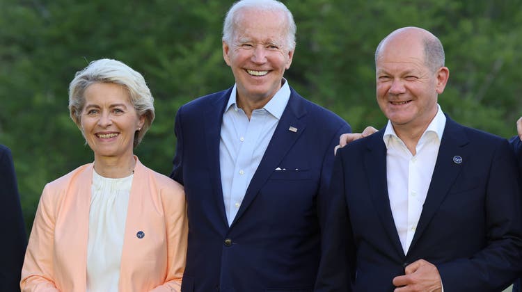 Keineswegs alles zum Lachen: EU-Kommissionschefin Ursula von der Leyen, US-Präsident Joe Biden (Mitte) und Bundeskanzler Olaf Scholz. (Imago/Frank Ossenbrink)