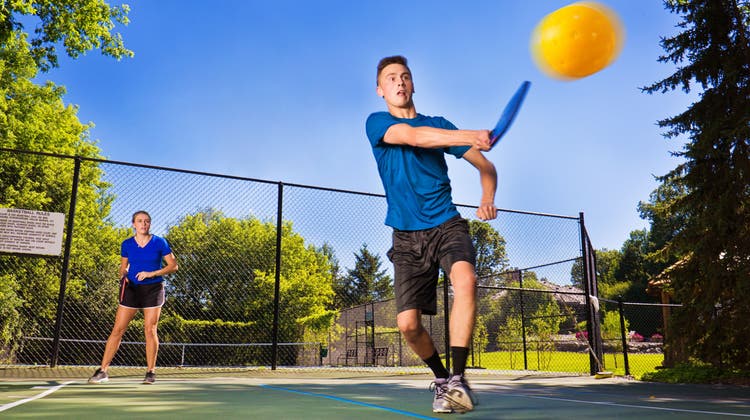 Eine Mischung aus Pingpong, Badminton und Tennis: Pickleball erobert derzeit die USA. (Yinyang/E+)