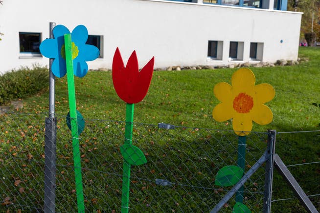 Blumen zieren das Gebäude der Spielgruppe Rägeboge.