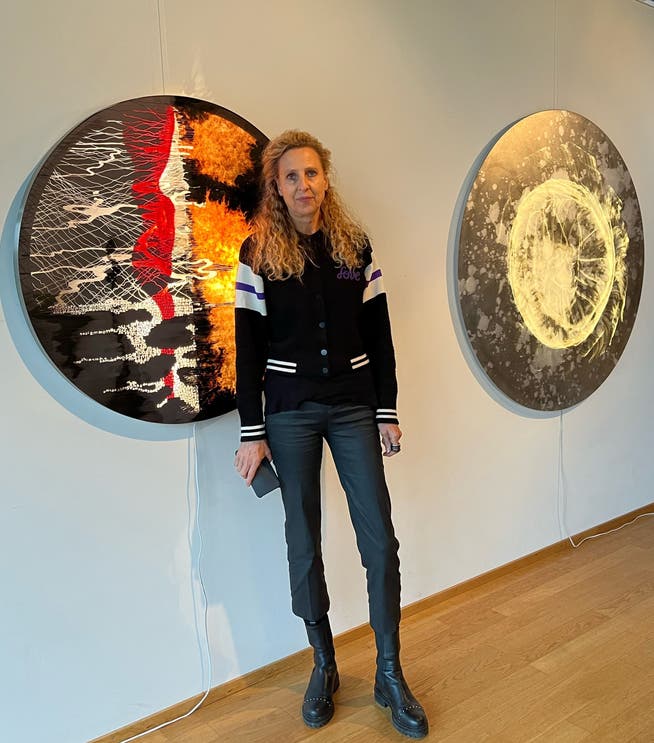 Die Künstlerin Claudia Meyer vor ihren Kunstwerken in der Ermitage Beckenried.